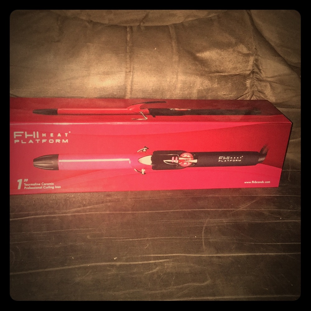 Brand New FHI HEAT PLATFORM 1” curling iron.